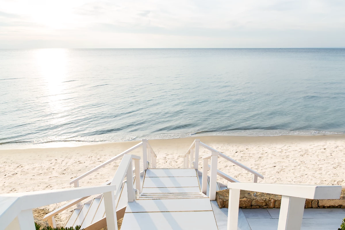 Accès à la plage de l'hôtel via le restaurant Bousoulas, Sani Beach