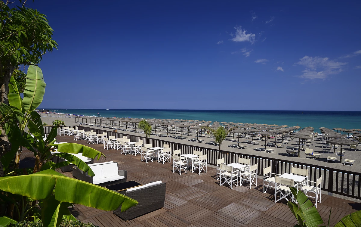 Terrasse donnant sur la plage, UNAHOTELS Naxos Beach Sicilia, Sicile, Italie