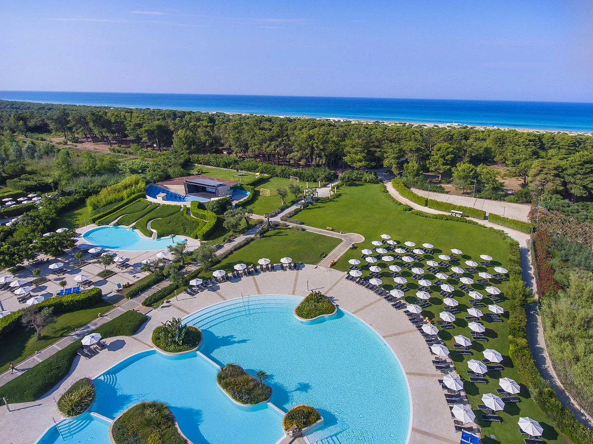 Vue piscine et plage, Vivosa Apulia Resort, Pouilles, Italie