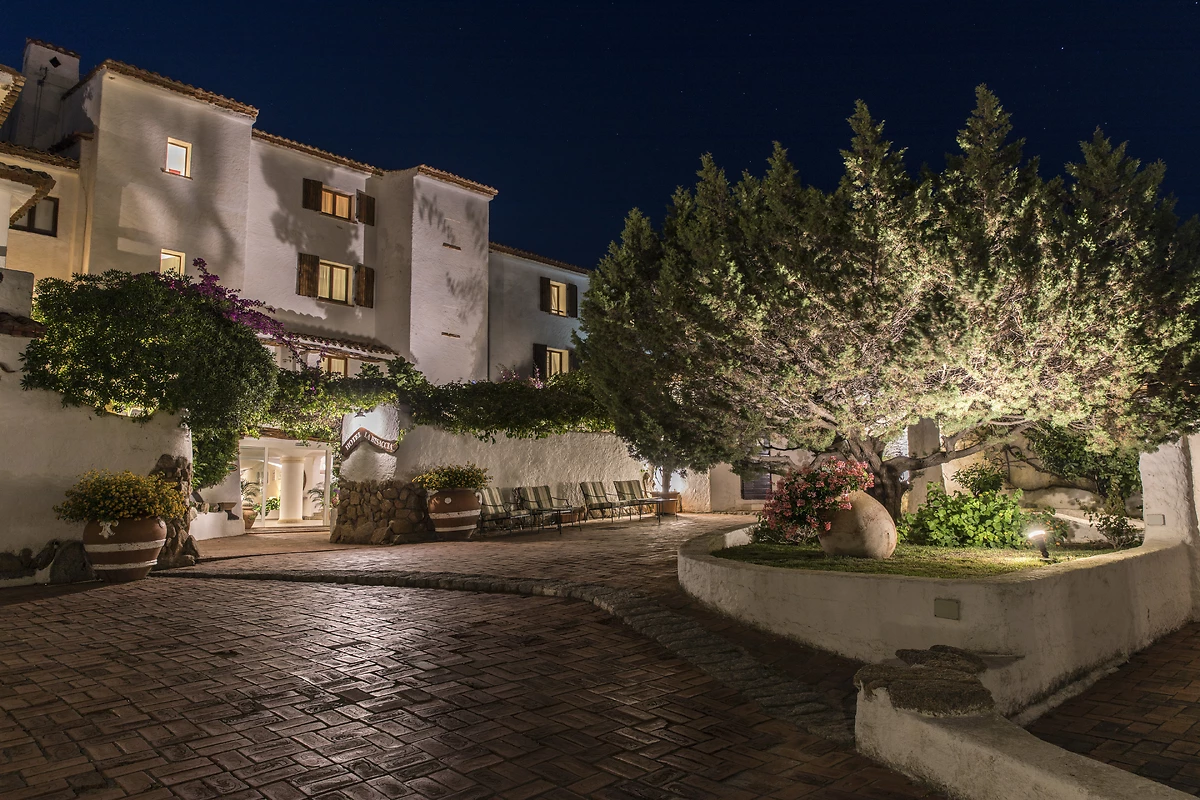 Vue extérieure de l'hôtel de nuit, hôtel La Bisaccia