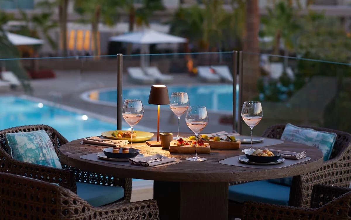 Repas servis au restaurant El Puerto, Porto Sani