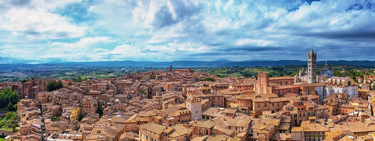 Vue sur le dôme et le clocher de la cathédrale, Sienne, Toscane