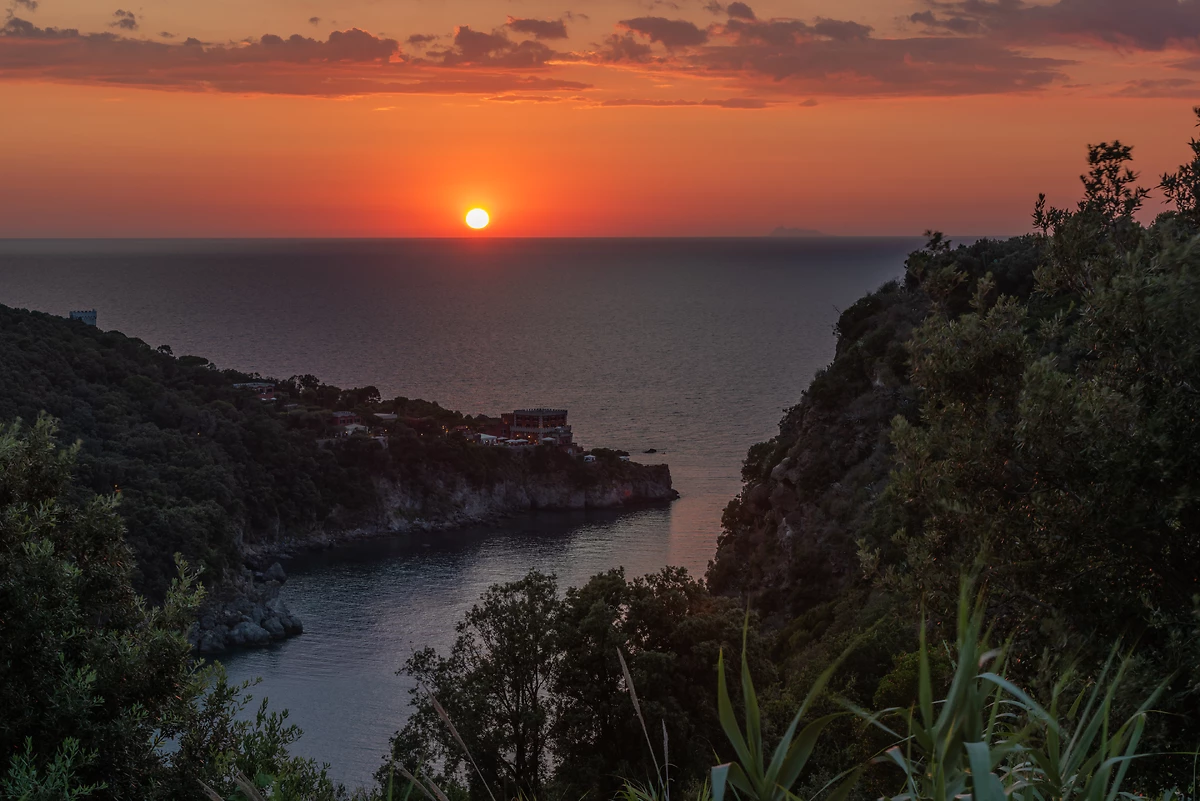 Coucher de soleil sur la baie de San Montano, Ischia, Campanie