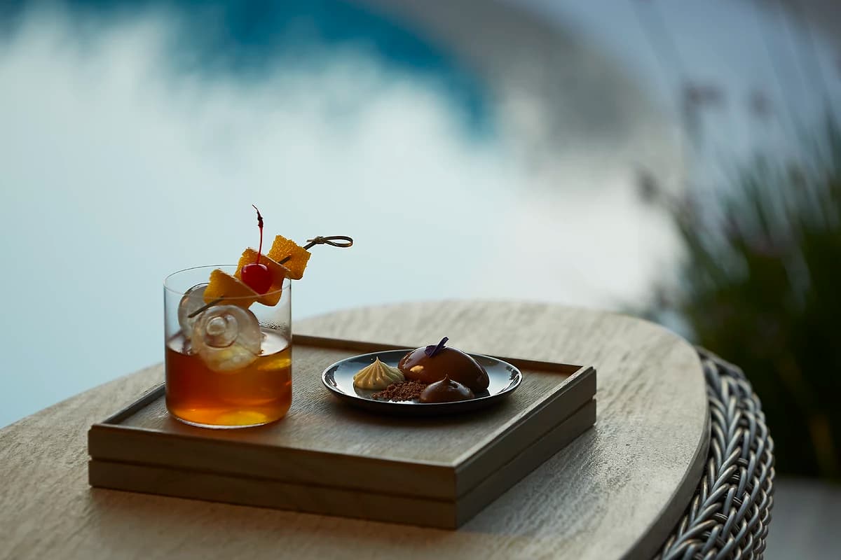 Cocktail servis au bar de la piscine, Sani Club