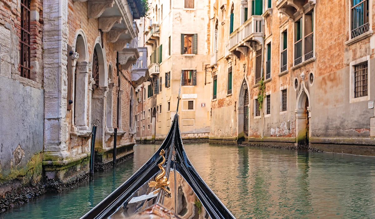 Balade en gondole sur un canal à Venise