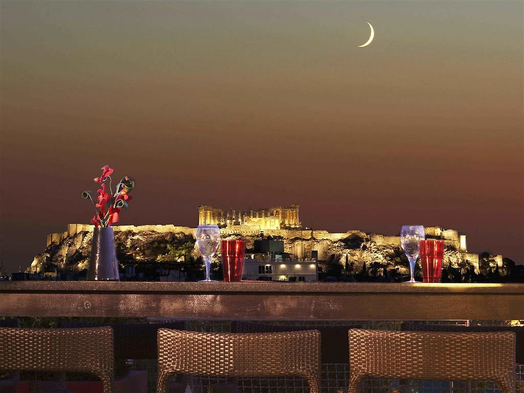 Vue sur Athènes de nuit depuis l'hôtel, hôtel Novotel Athenes