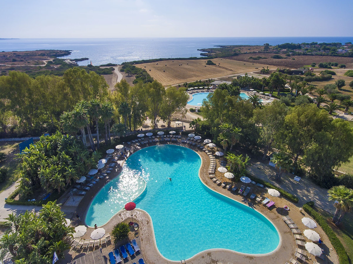Vue aérienne de la piscine de l'hôtel, VOI Arenella Resort