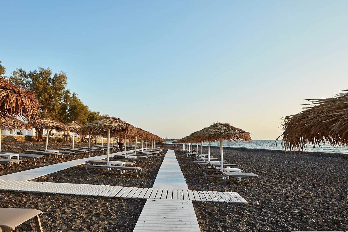 Plage de l'hôtel, Costa Grand Resort & Spa, Santorin, Grèce