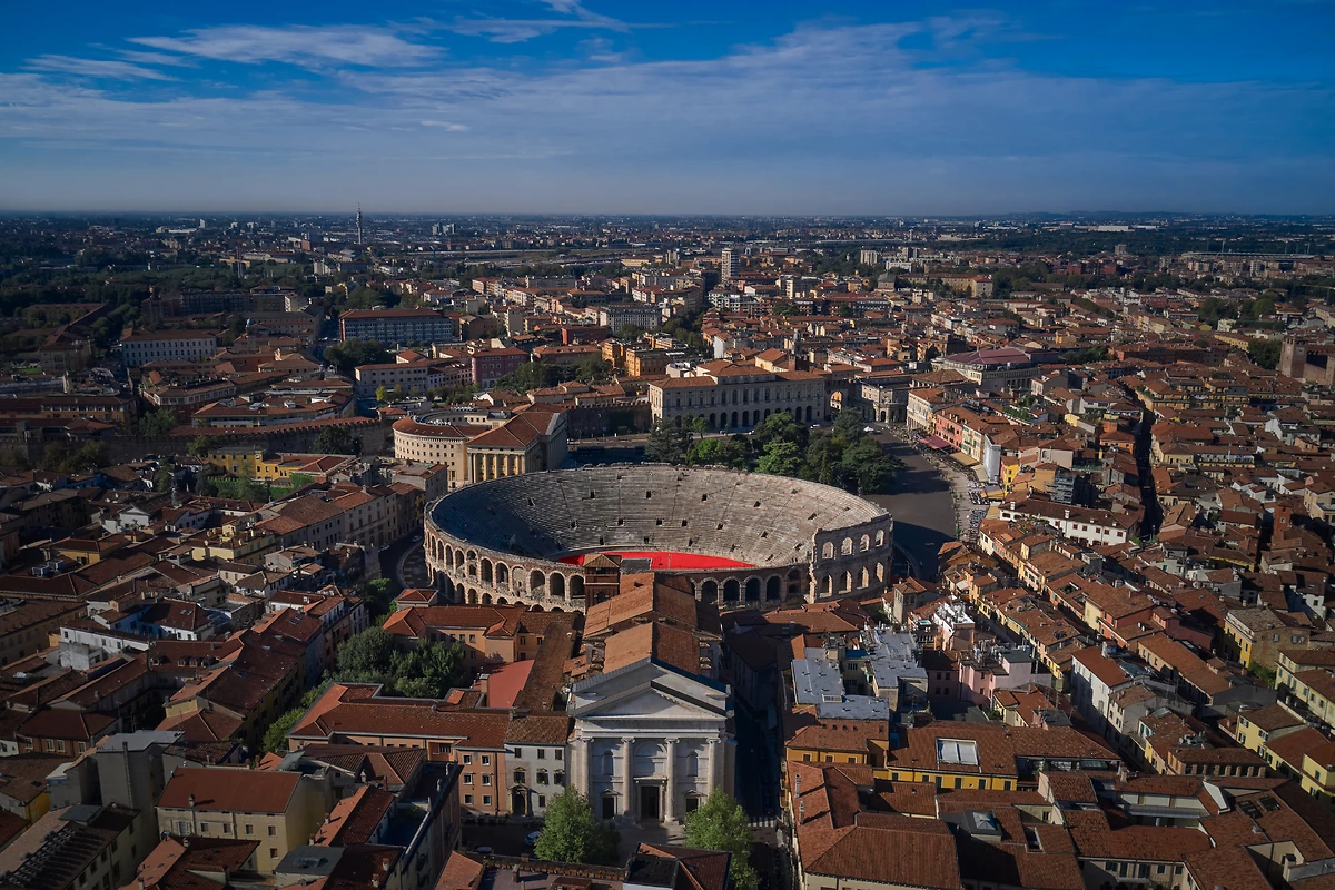 Vue aérienne de l'amphithéâtre et de place Brà, Vérone, Italie