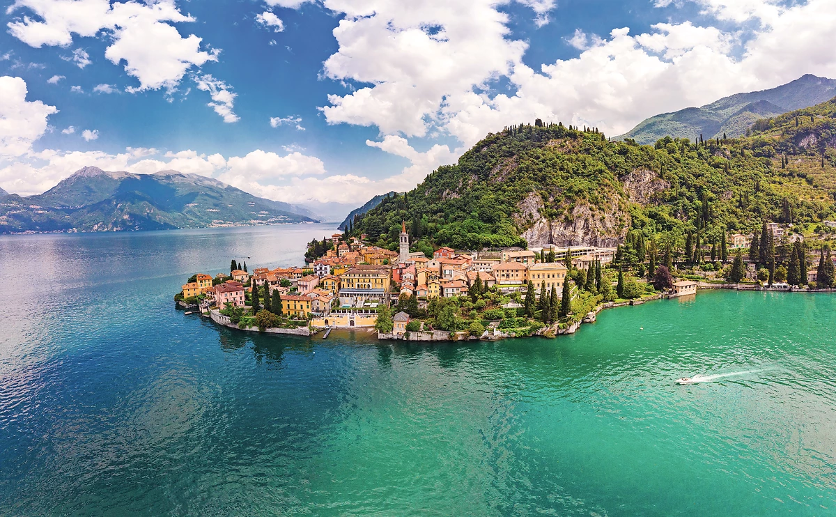 Vue sur la ville de Varenna, au bord du lac de Côme, Lombardie, Italie