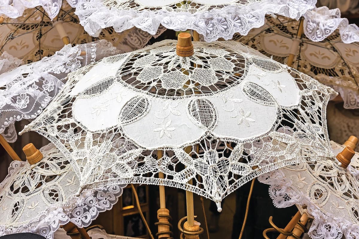 Ombrelles en dentelle traditionnelles de l'île de Burano, Venise