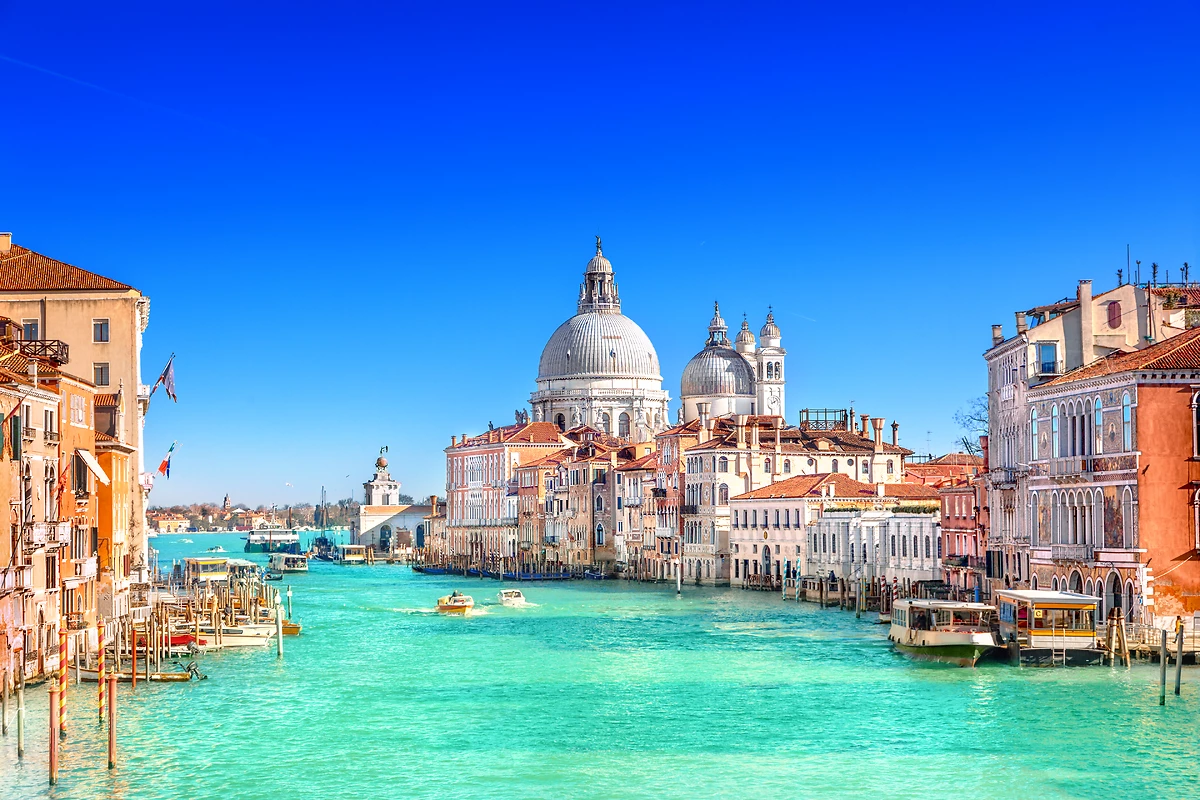 Grand canal, basilique Santa Maria della Salute, Venise, Italie