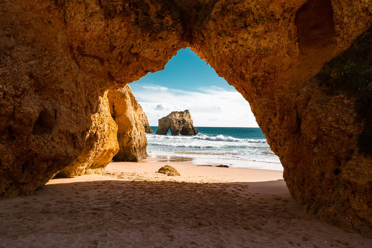 Tunnel dans une falaise de plage à Portimão, Portugal.