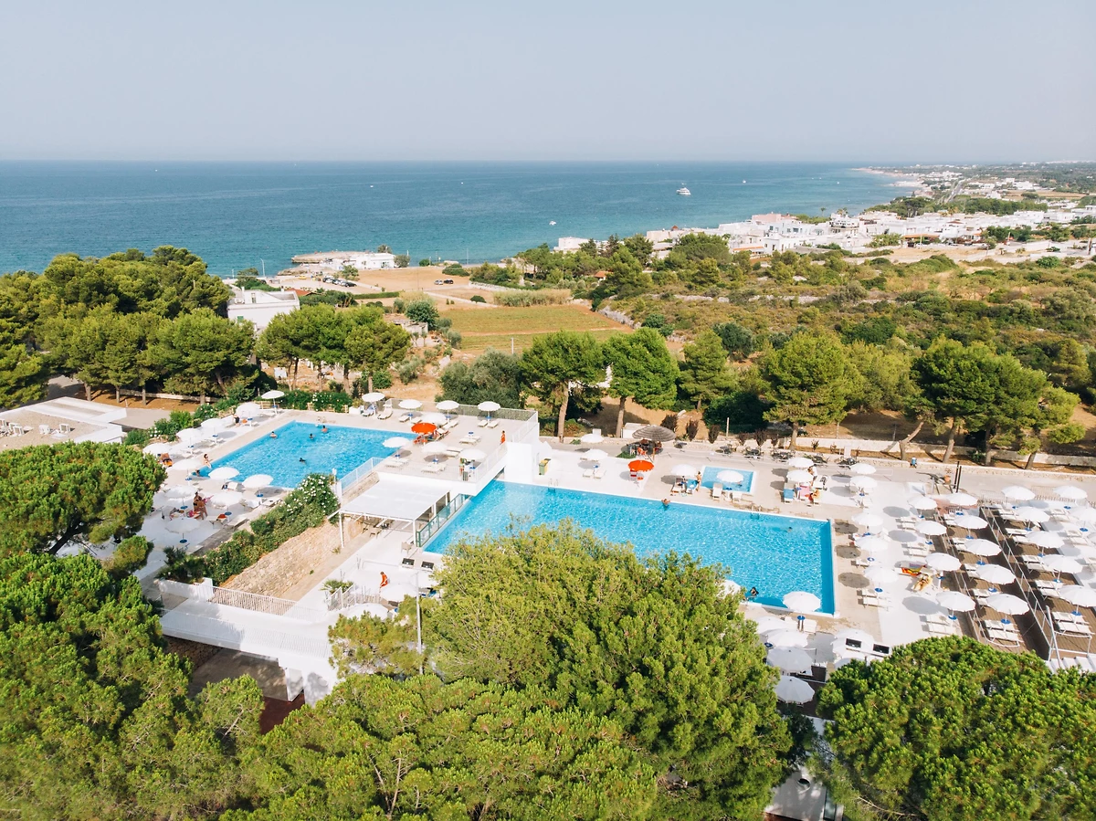 Vue aérienne des piscines, Porto Giardino, Pouilles, Italie