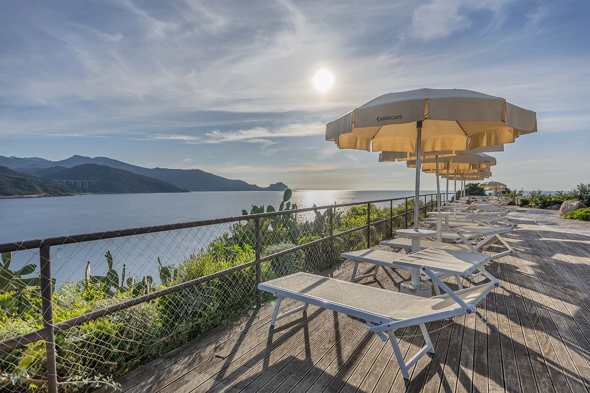 Transats et vue sur la mer, Mangia's Pollina Resort, Sicile