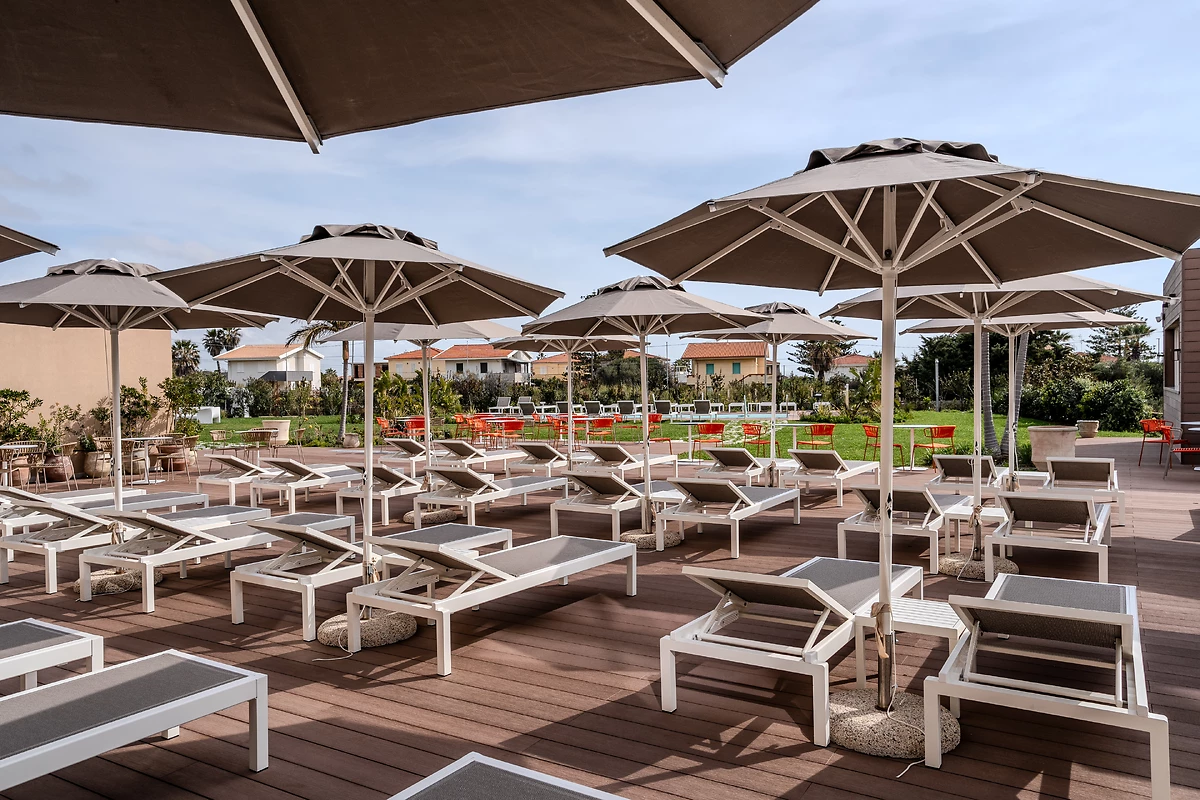 Transats en bord de piscine, Terradamari Resort & Spa Marina di Modica, Tapestry Collection by Hilton, Sicile