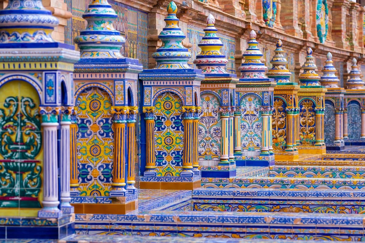 Les bancs typiques en céramique et colorés de la Plaza de España à Séville