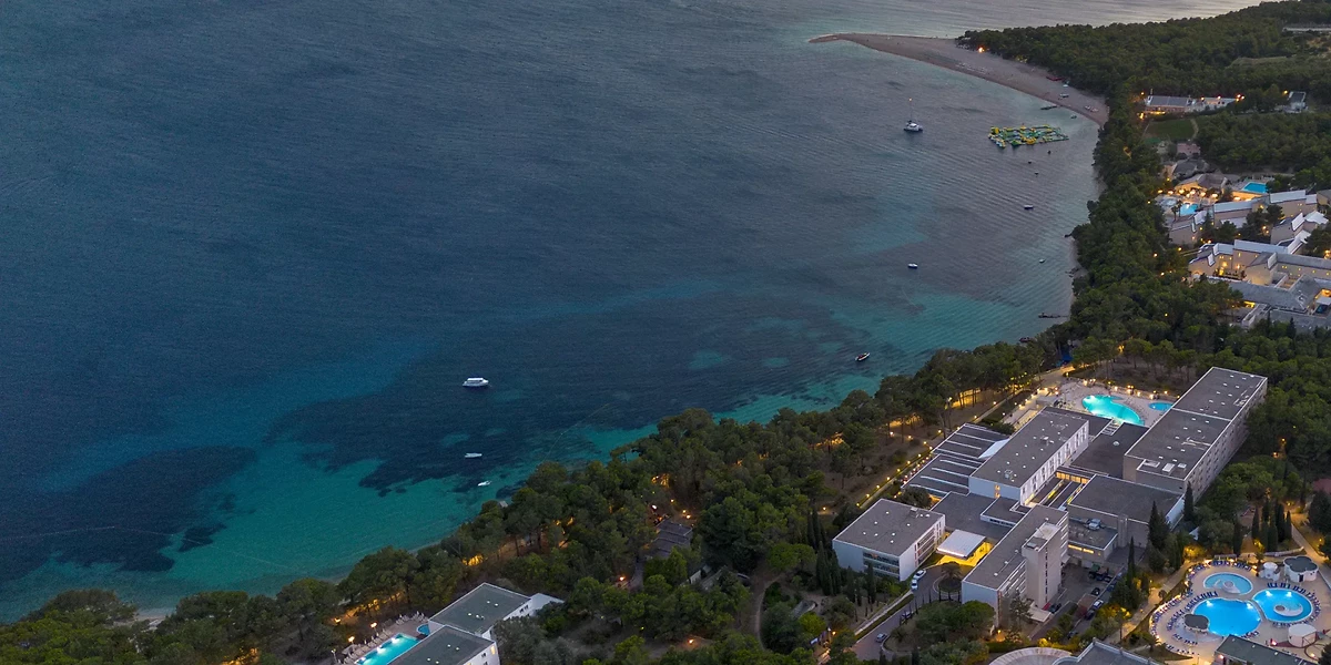Vue aérienne du Bluesun Hôtel Elaphusa, île de Brač, Croatie