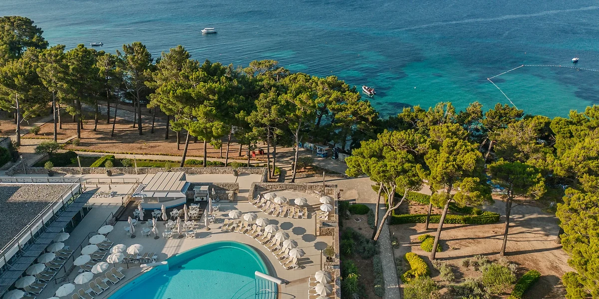 Vue aérienne du Bluesun Hôtel Elaphusa, île de Brač, Croatie