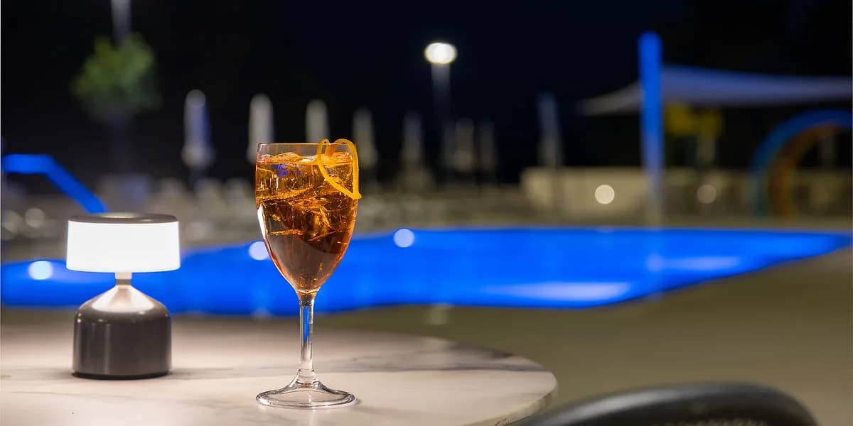 Verre en bord de piscine, Bluesun Holiday Village Bonaca, île de Brač, Croatie