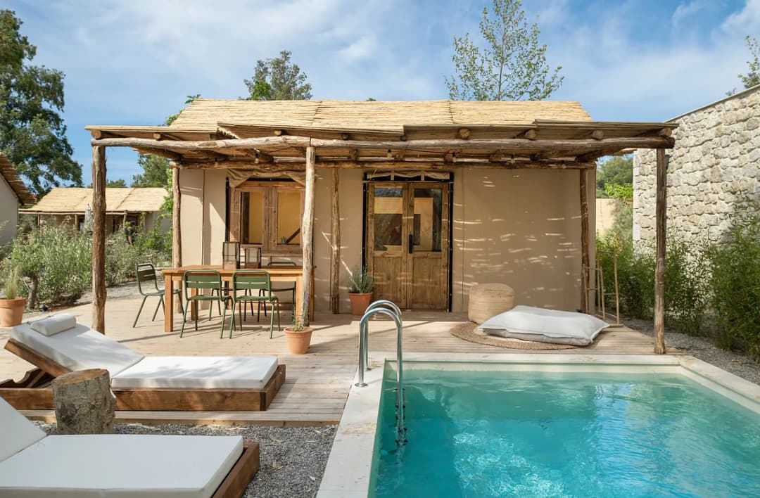 Lodge/tente avec jardin et piscine