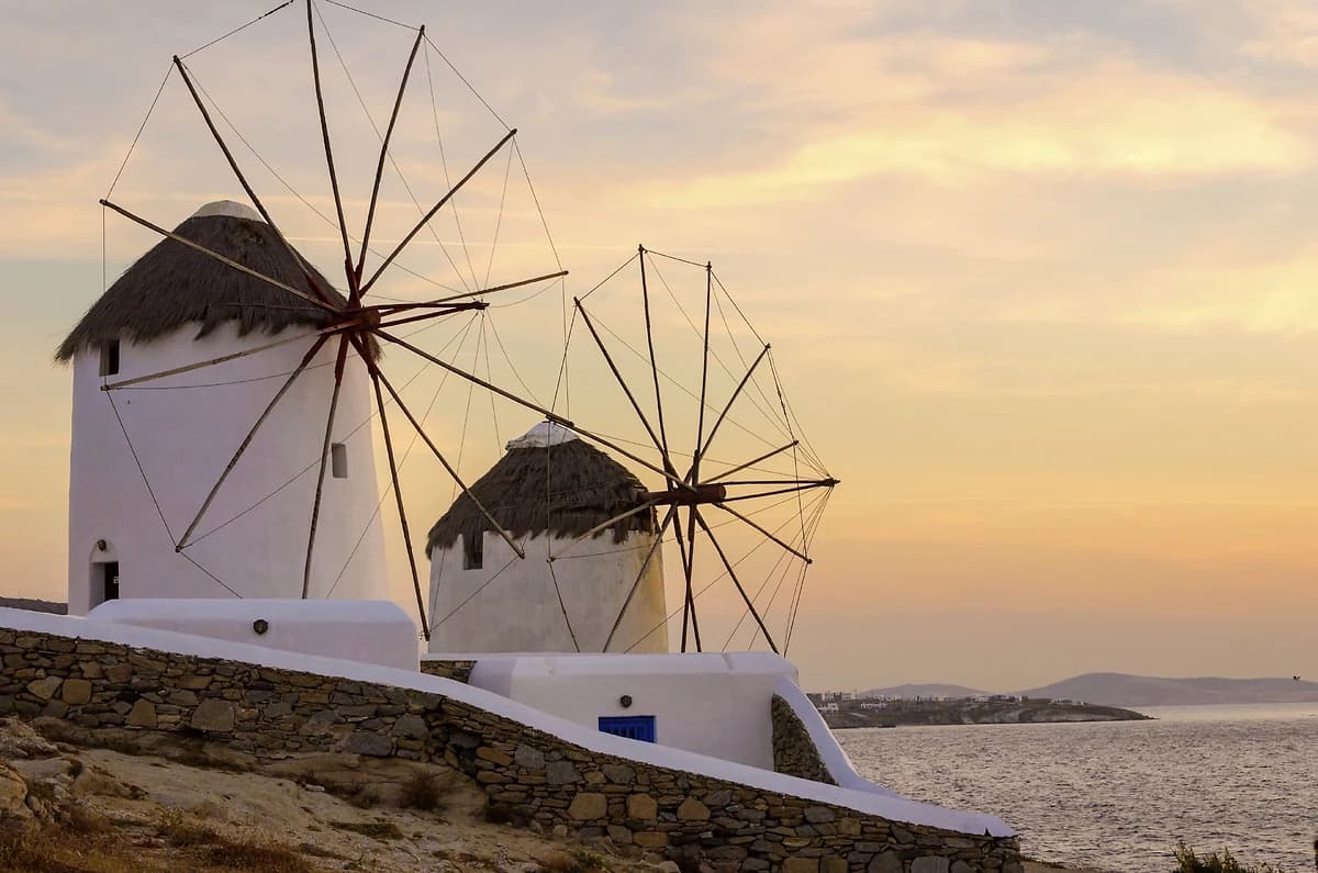 Deux moulins à vent à Chora au coucher du soleil, Mykonos, Grèce