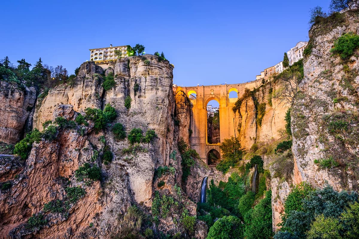 Vue sur le pont Puente Nuevo au crépuscule, Ronda