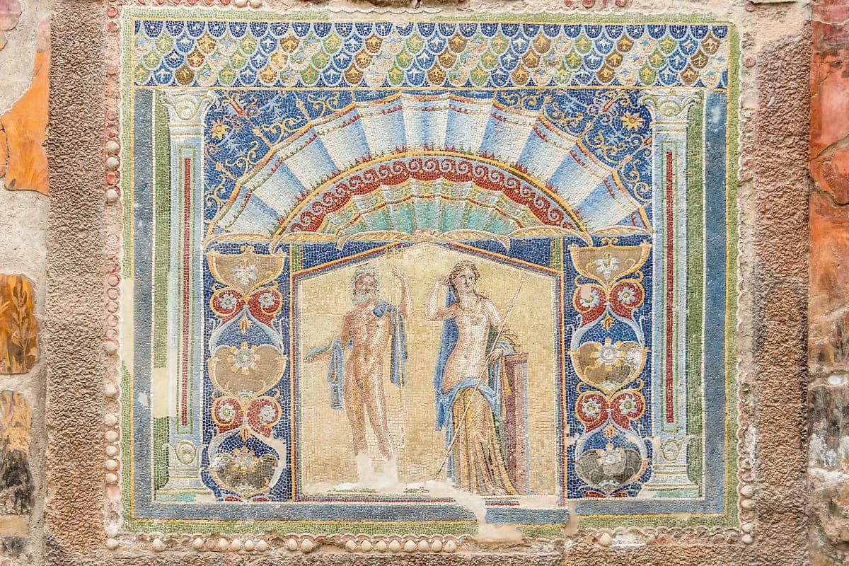 Une mosaïque romaine sur un mur de la Maison de Neptune et d’Amphitrite, Herculaneum