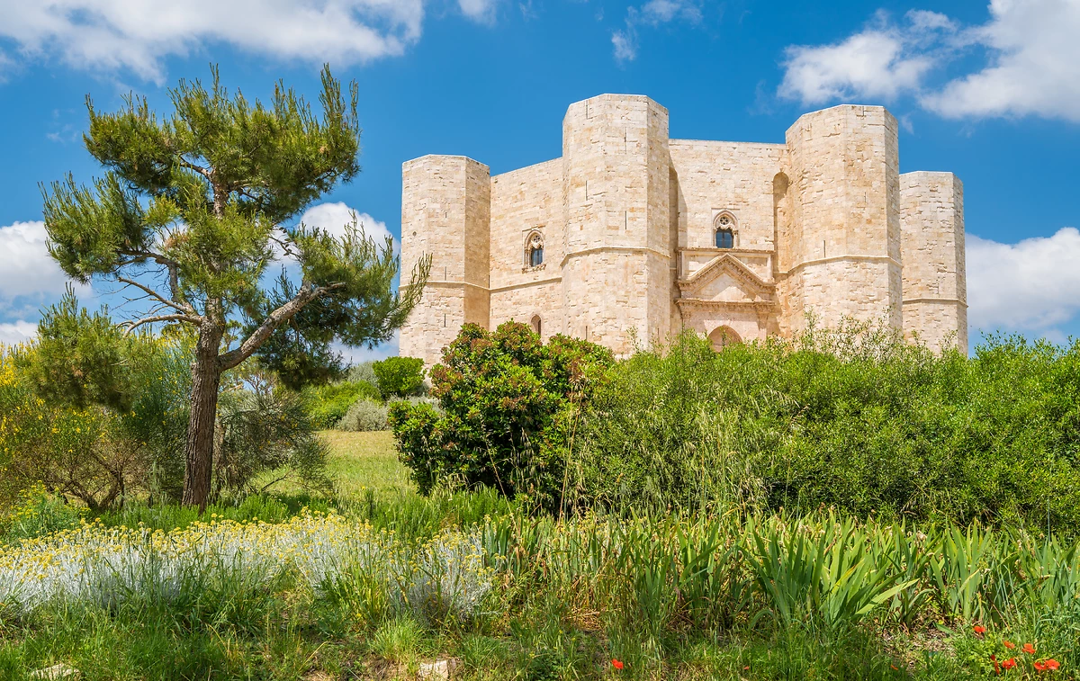 Castel del Monte, célèbre forteresse médiévale dans les Pouilles, Italie