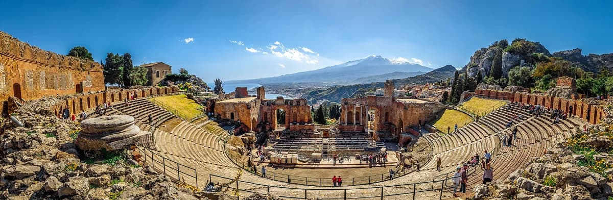 Une magnifique vue sur le théâtre antique de Taormine, avec l'Etna en arrière-plan, Sicile, Italie