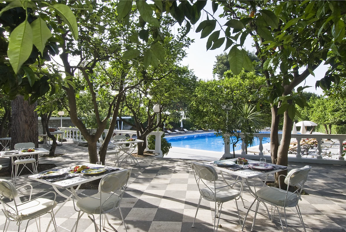 Piscine et restaurant, Grand Hotel Cocumella, Sorrente, Campanie, Italie