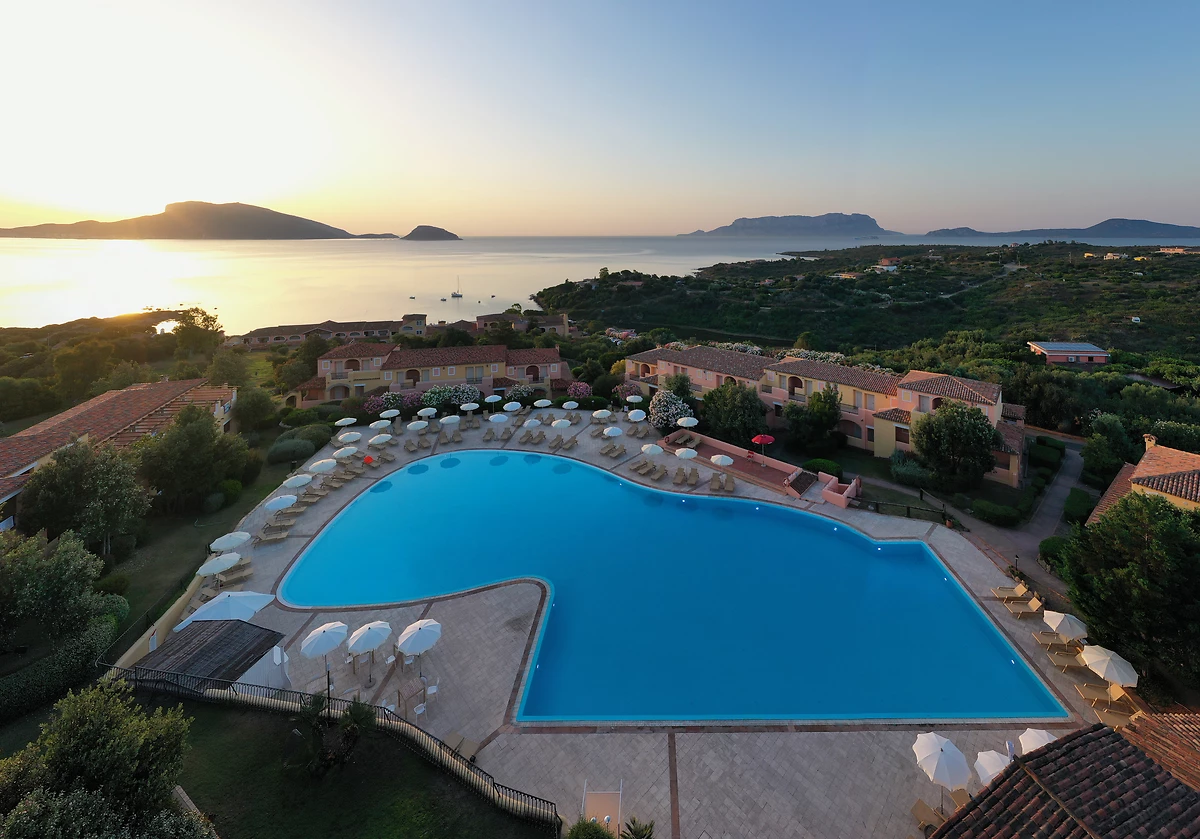 Vue aérienne de la piscine,  VOI Colonna Village, Sardaigne, Italie