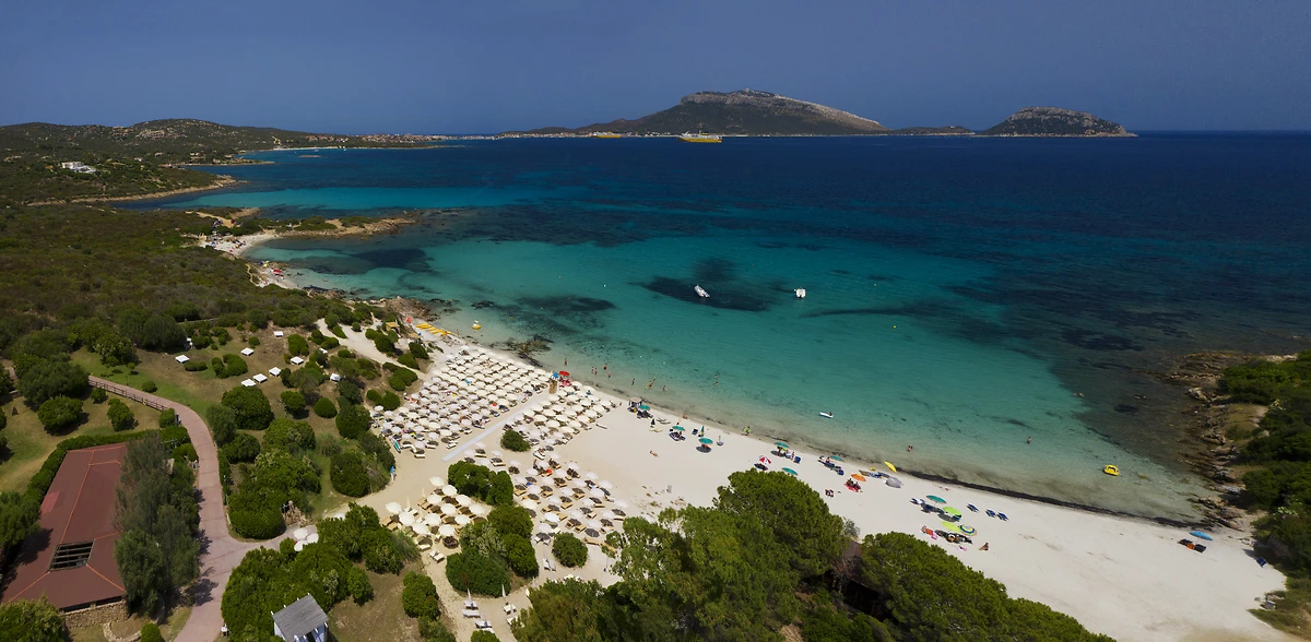 Vue aérienne de la plage de l'hôtel, VOI Colonna Village