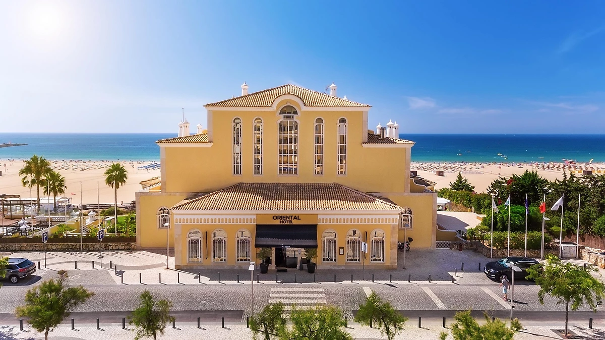 Façade et plage, AP Oriental Beach