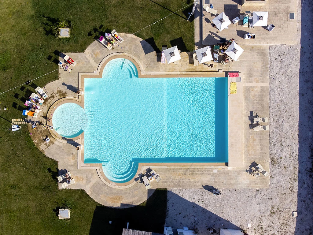 Piscine, Vue aérienne, Masseria Raucio, Pouilles, Italie