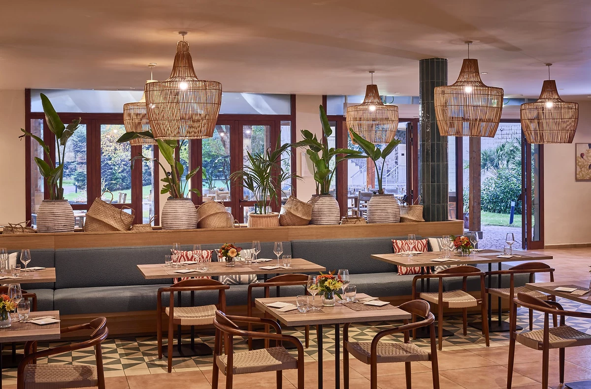 Restaurant, Calaserena Resort, Sardaigne, Italie