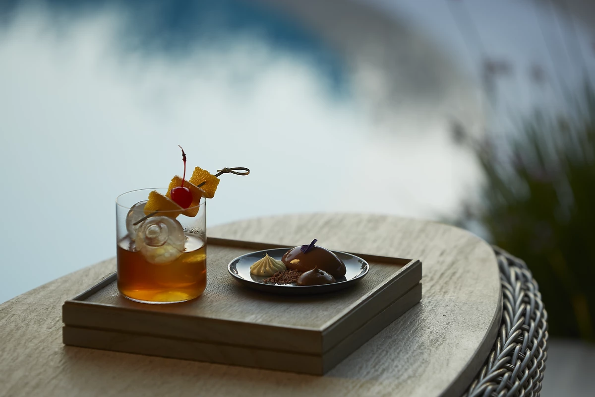 Cocktail servis au bar de la piscine, Sani Club