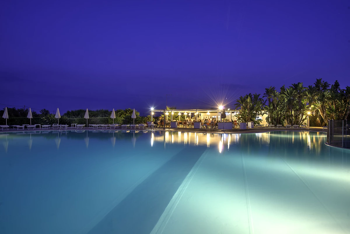 Piscine de l'hôtel de nuit, VOI Arenella Resort