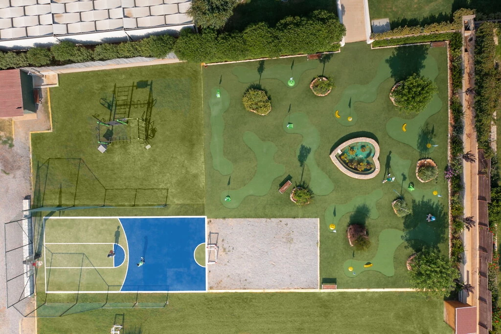 Vue aérienne du terrain de basket-ball et de mini-golf, Anissa Beach & Village, Crète, Grèce