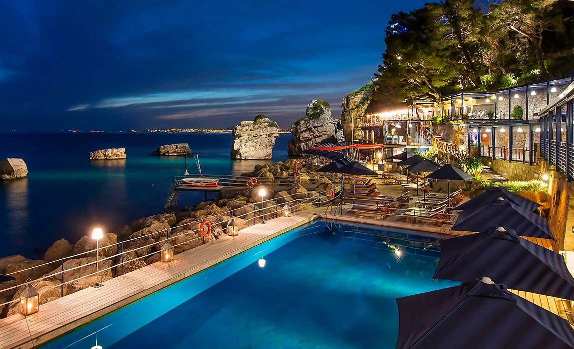 Piscine et solarium, hôtel Capo La Gala Hotel & Spa, Vico Equense, Campanie, Italie