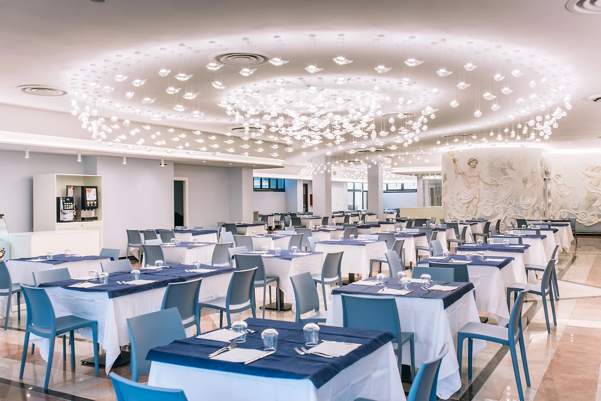 Restaurant, Porto Giardino, Pouilles, Italie
