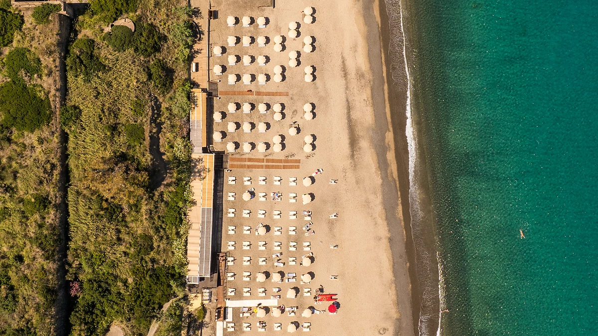 Vue aérienne sur la plage, Mangia's Pollina Resort, Sicile