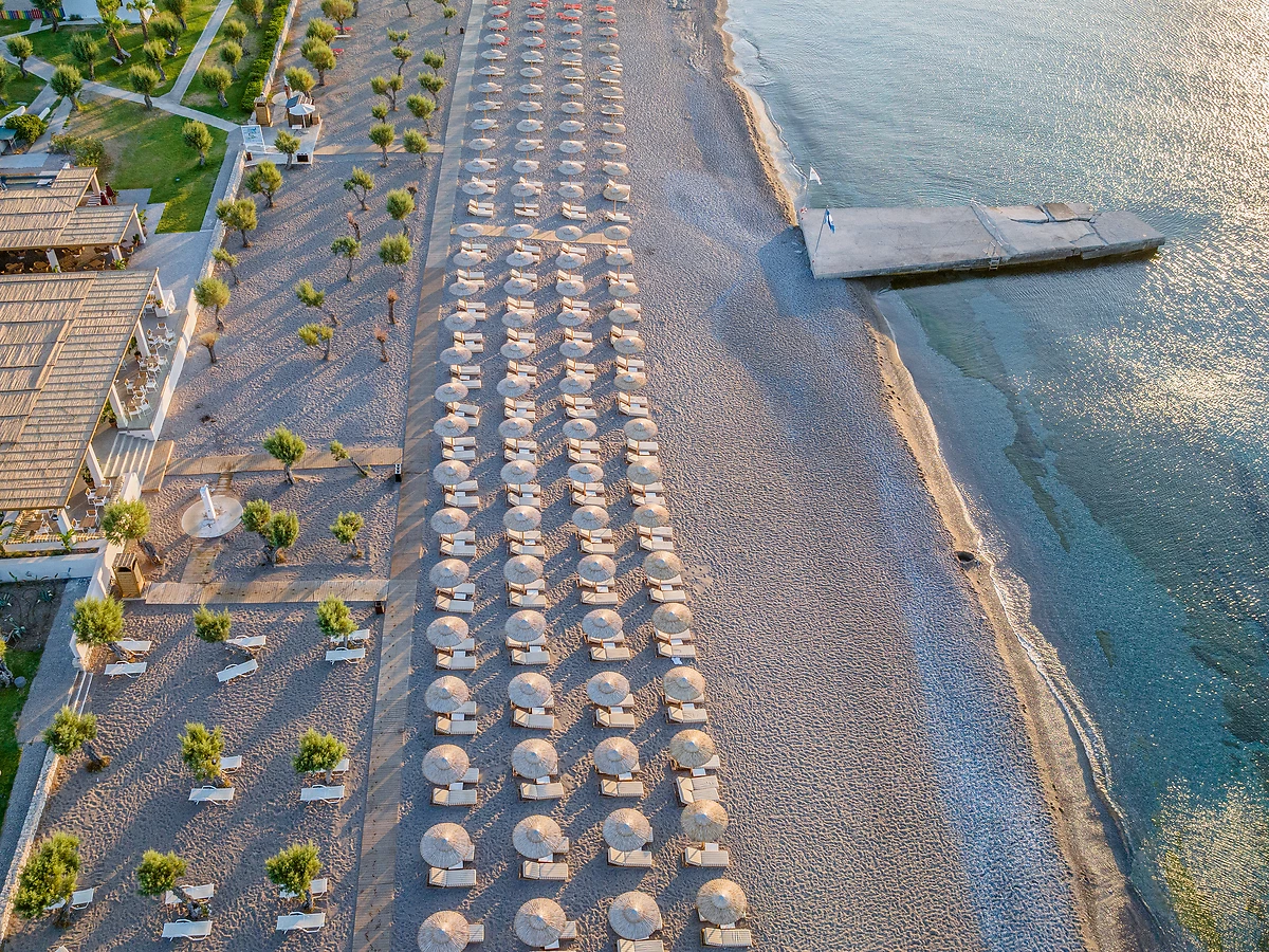Vue aérienne de la plage, Grecotel LUXME Dama Dama, île du Dodécanèse, Grêce
