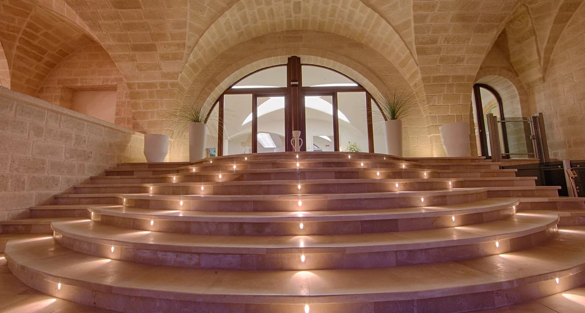 Escalier menant à l'entrée de l'hôtel, Masseria Caselli, Pouilles, Italie