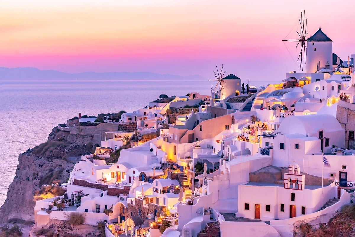 Vue sur Oìa pendant le coucher de soleil, Santorin, Cyclades, Grèce