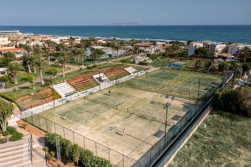 Vue aérienne du terrain de tennis, Anissa Beach & Village, Crète, Grèce