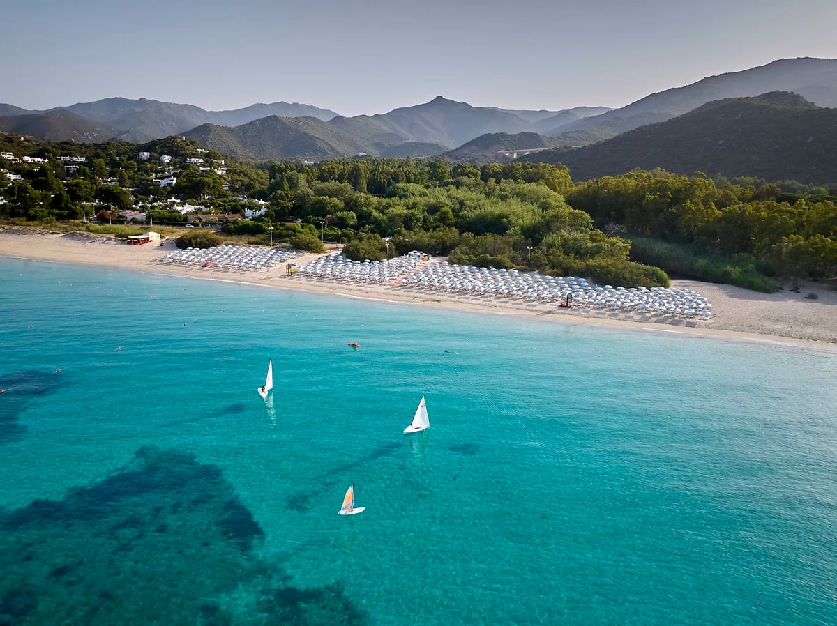 Vue de la plage, Calaserena Resort, Sardaigne, Italie