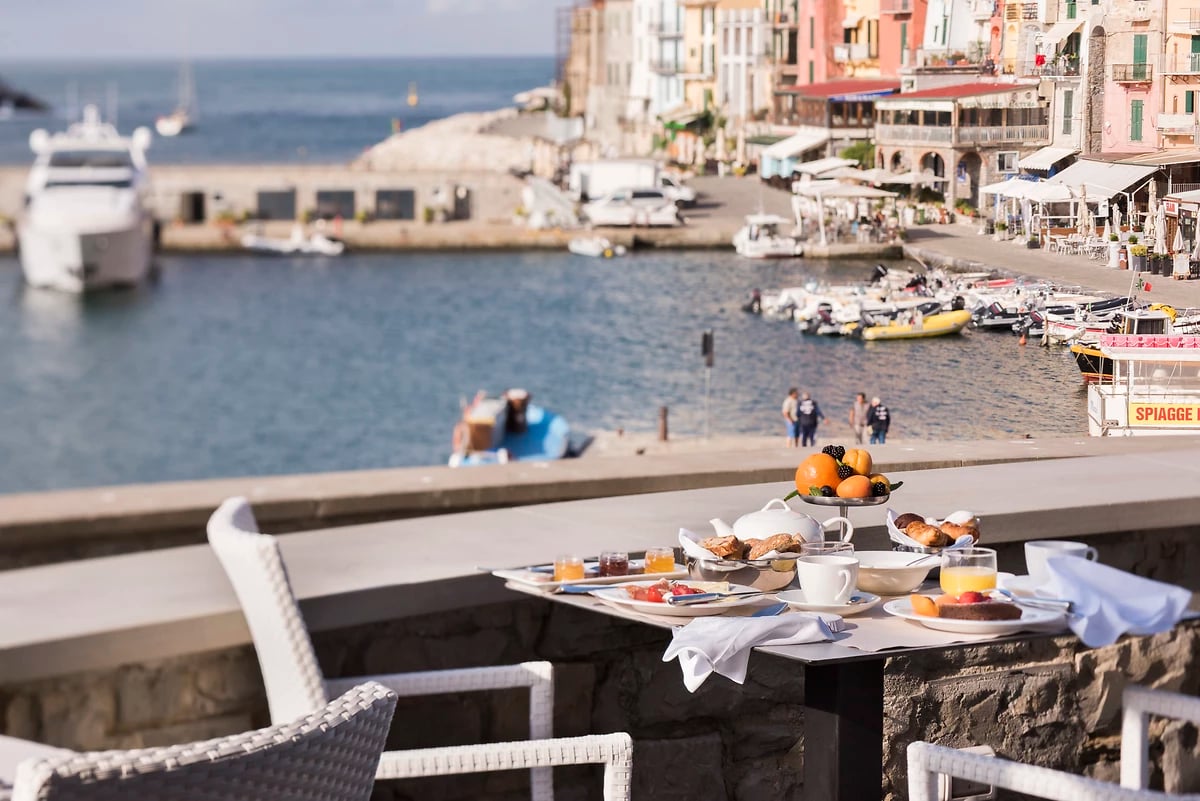 Petit déjeuner sur la terrasse, Grand Hotel Portovenere, Parc national des Cinque Terre (Cinq Terres), Ligurie, Italie