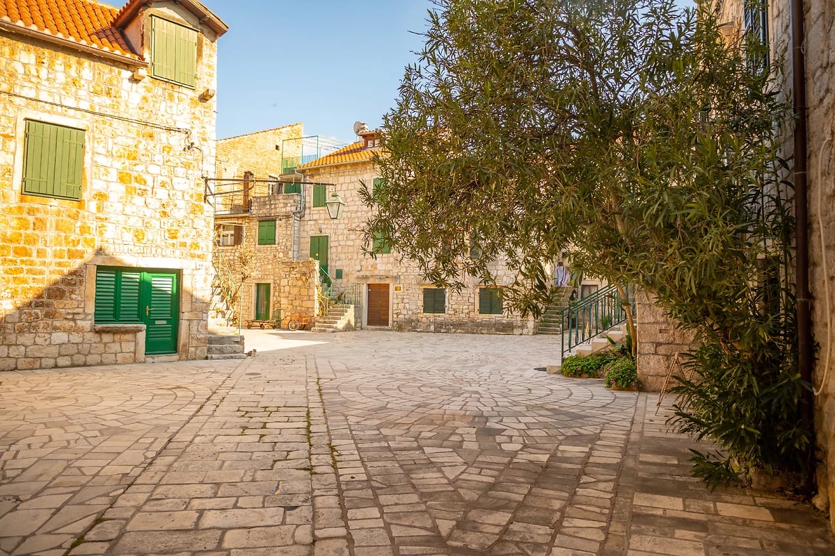 Place Stari Grad sur l'île de Hvar, Croatie