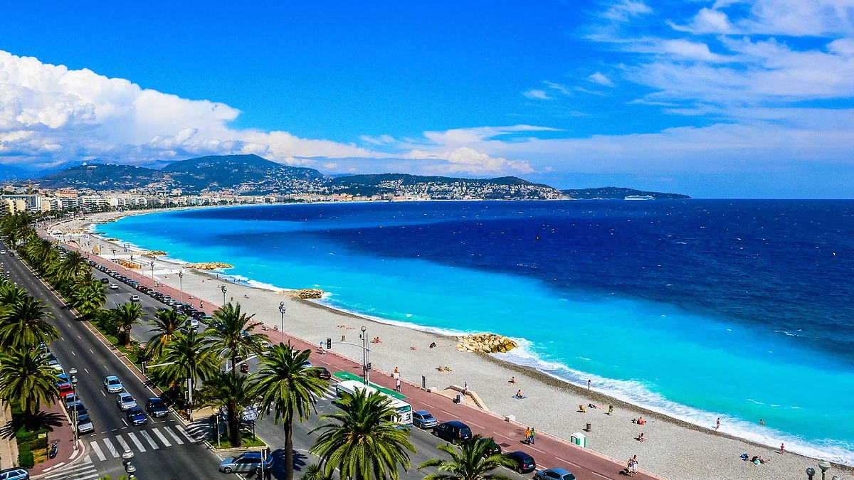 Vue sur Nice, la plage et la Promenade des Anglais, Nice, France